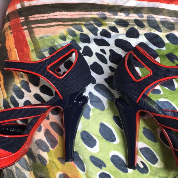 Chanel 38 Red Patent Leather & Black Fabric 7.5 - Picture 6 of 16